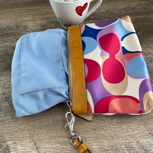 Women coach wristlet - Picture 12 of 12